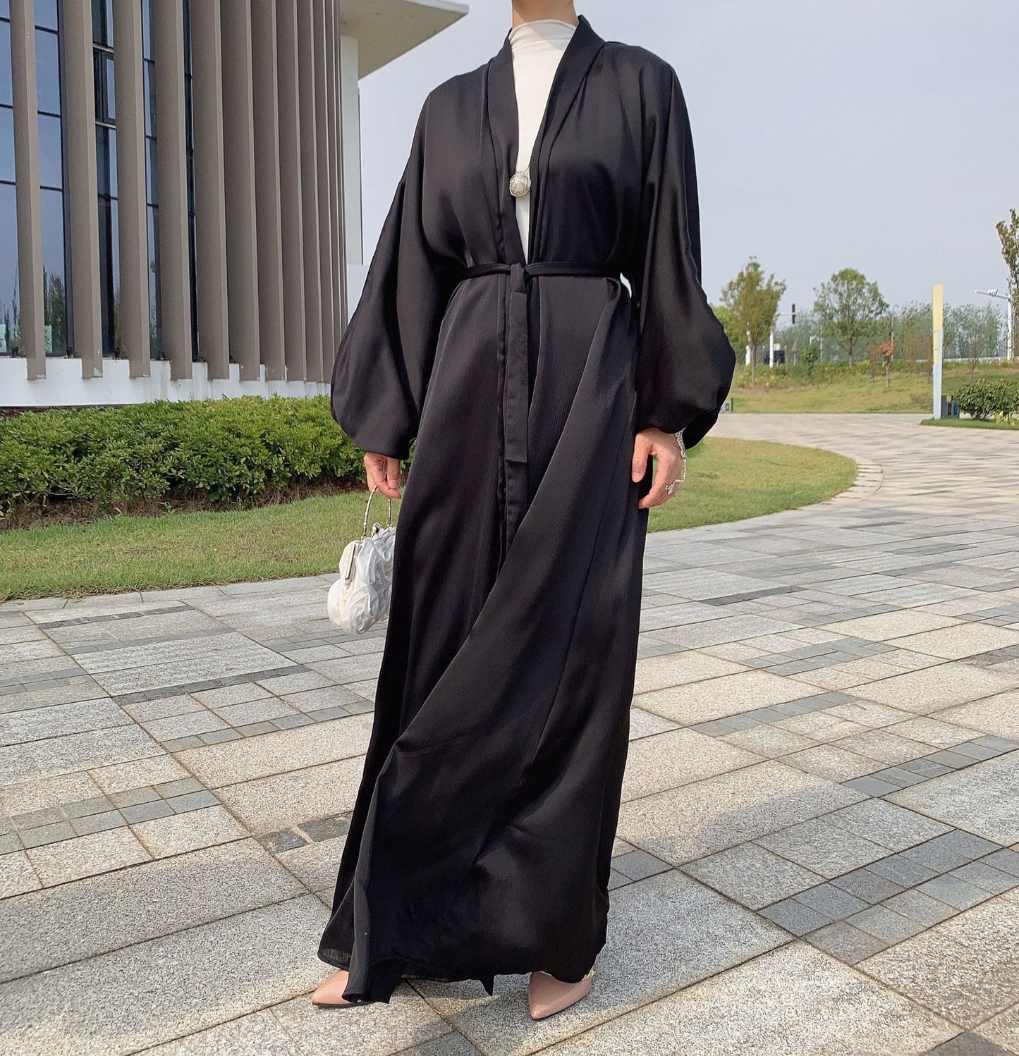 Cardigan-Robe en Satin à Manches Bouffantes – Élégance Contemporaine