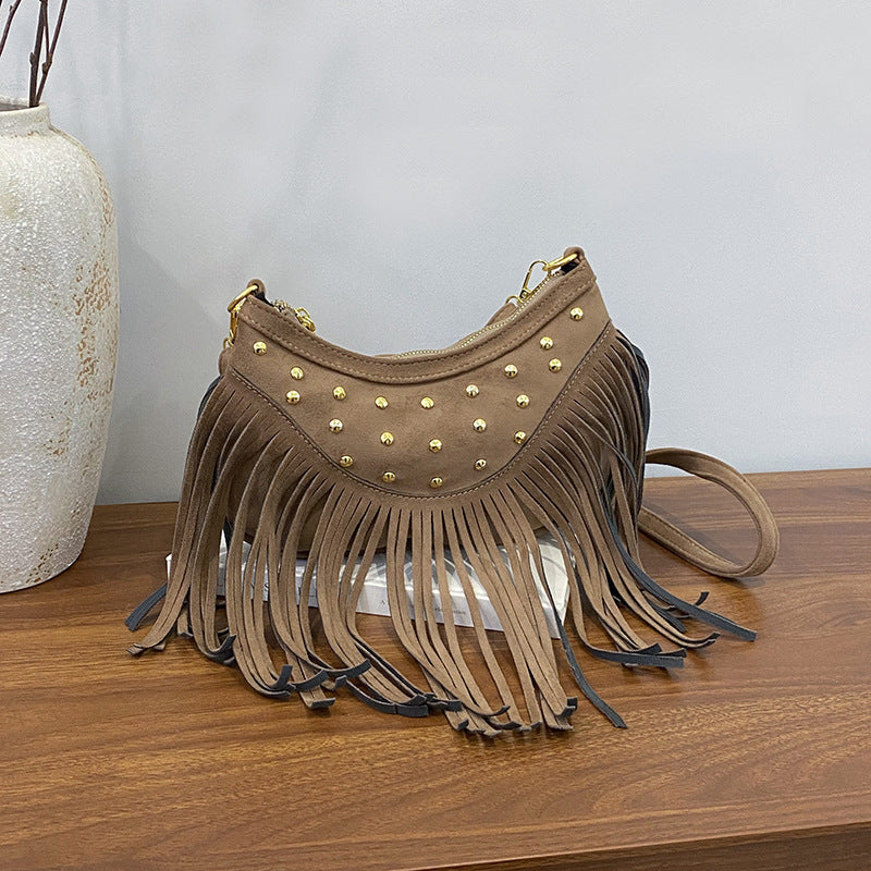 Sac à Bandoulière Rétro avec Glands et Rivets – Élégance Bohème
