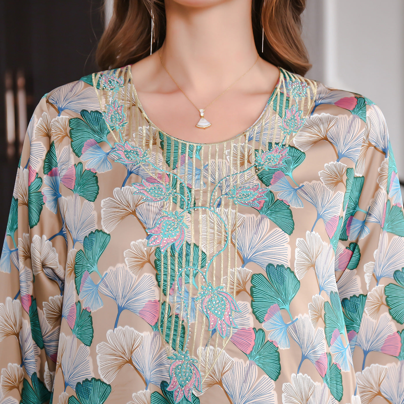 Robe Longue Satinée à Manches Longues – Élégance et Confort