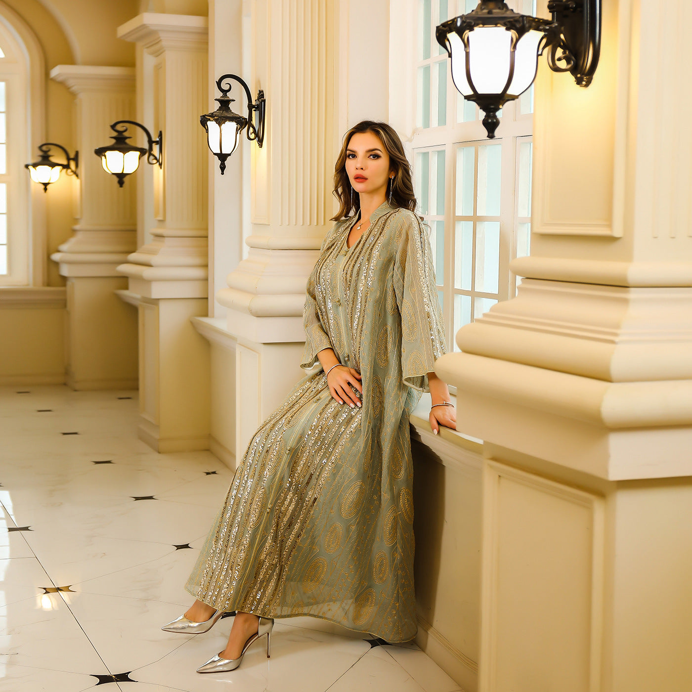 Robe Satinée à Sequins – Glamour et Raffinement