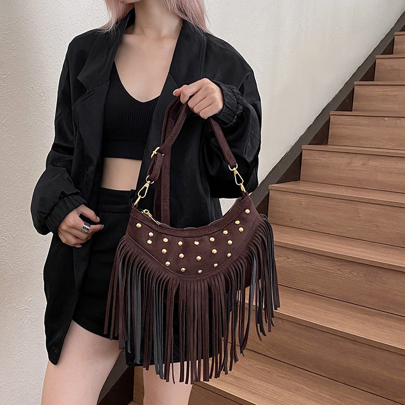 Sac à Bandoulière Rétro avec Glands et Rivets – Élégance Bohème