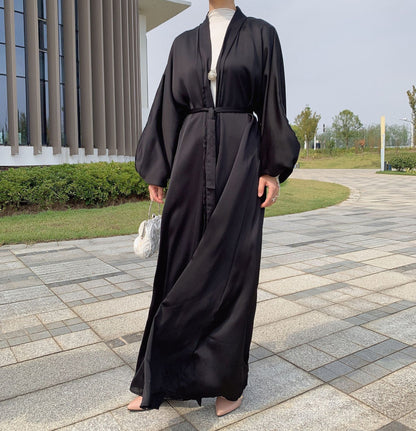 Cardigan-Robe en Satin à Manches Bouffantes – Élégance Contemporaine