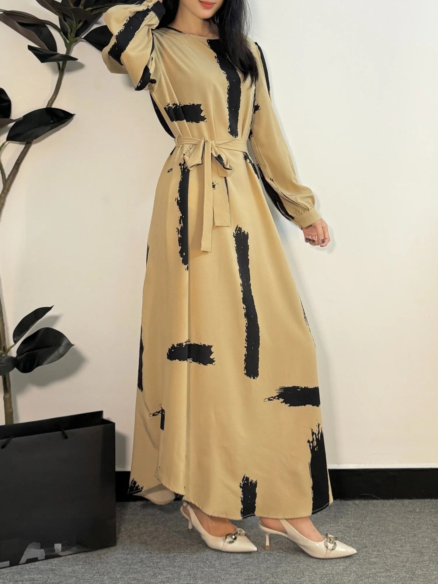 Robe Longue Satinée à Manches Longues – Élégance et Confort