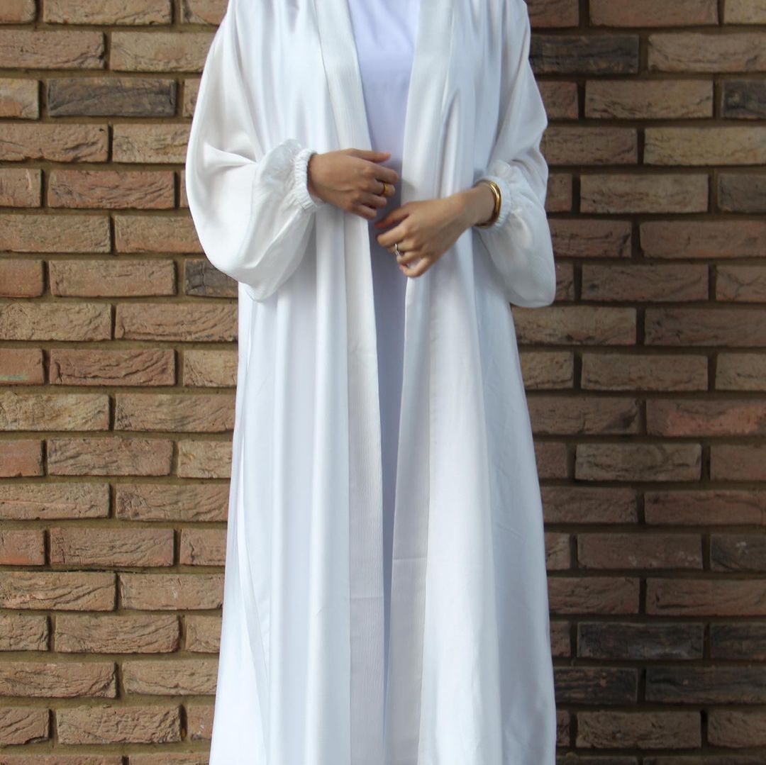 Cardigan-Robe en Satin à Manches Bouffantes – Élégance Contemporaine