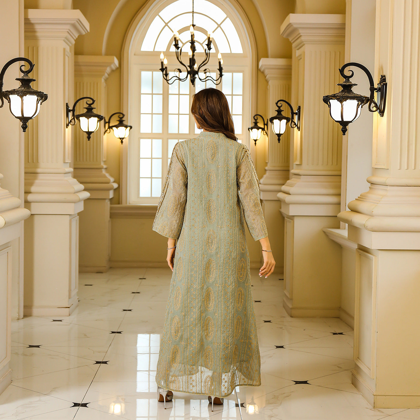 Robe Satinée à Sequins – Glamour et Raffinement