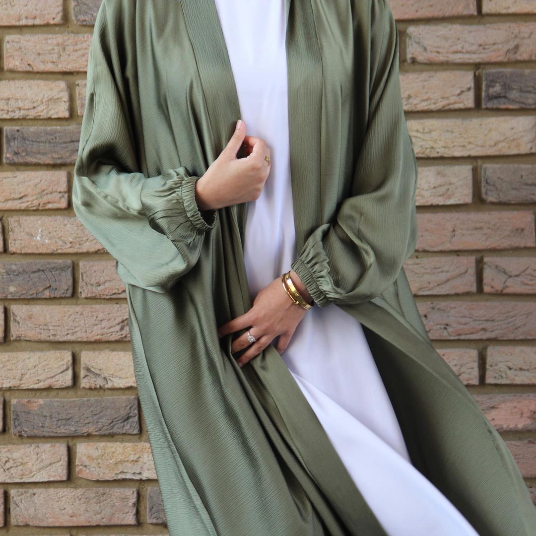 Cardigan-Robe en Satin à Manches Bouffantes – Élégance Contemporaine