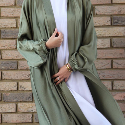 Cardigan-Robe en Satin à Manches Bouffantes – Élégance Contemporaine