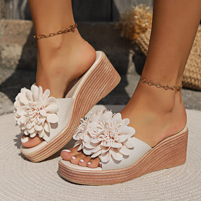 Sandales Compensées à Motif Floral – Élégance et Confort