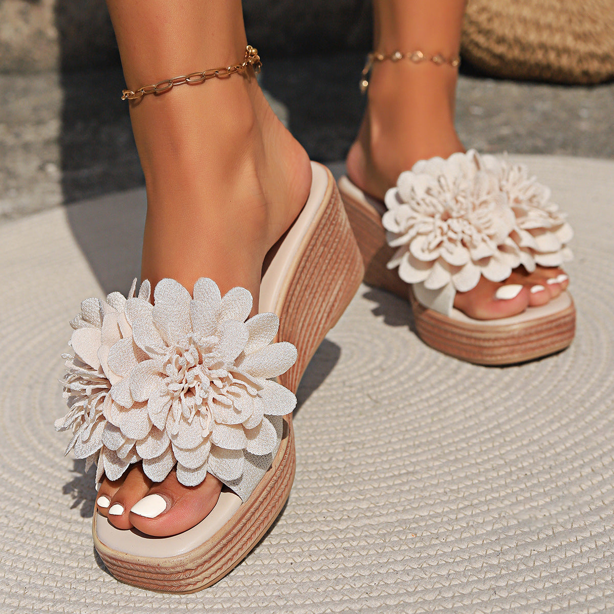 Sandales Compensées à Motif Floral – Élégance et Confort