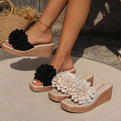 Sandales Compensées à Motif Floral – Élégance et Confort