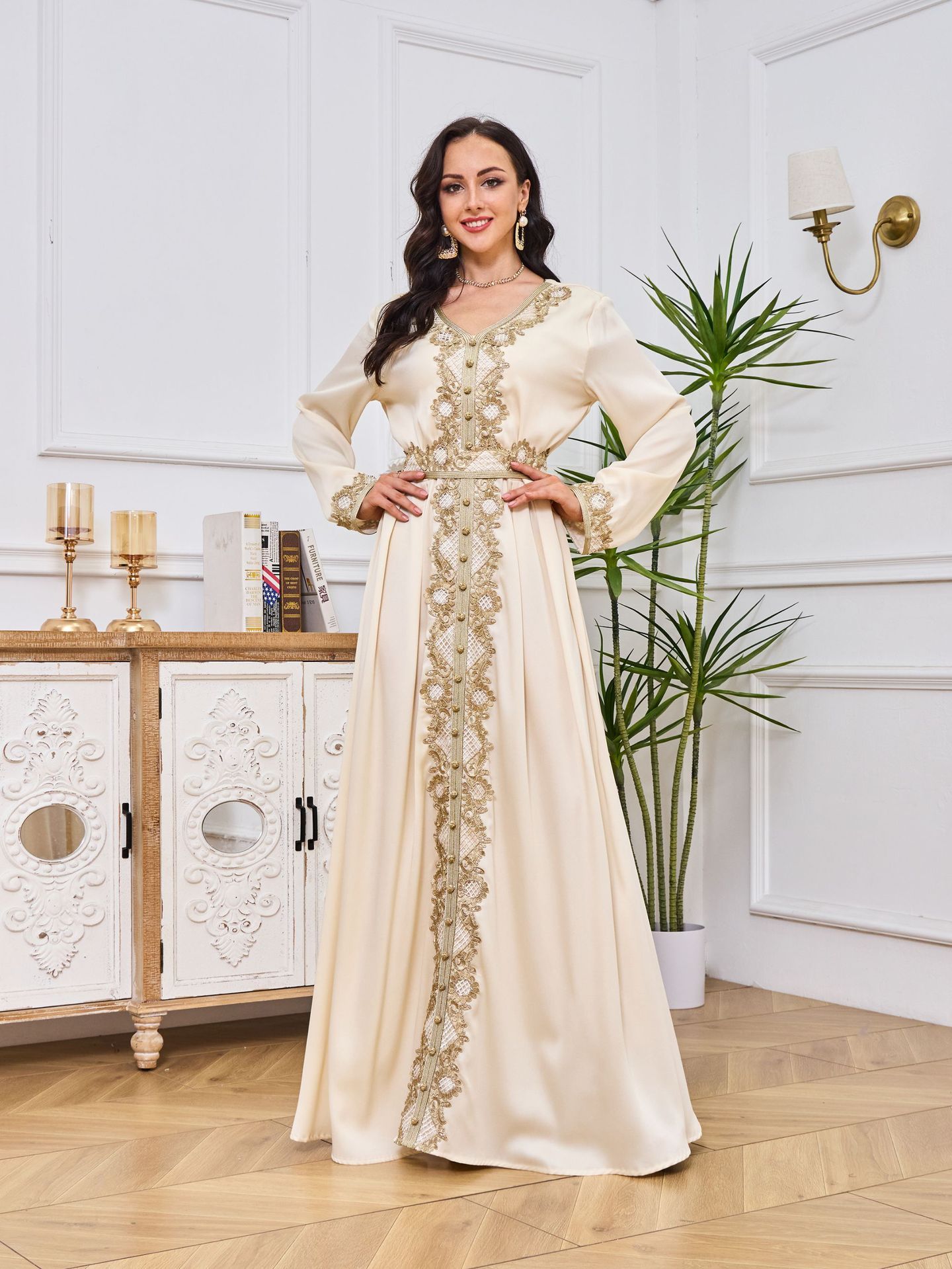 Robe Longue Chic avec Détails Brodés – Élégance au Quotidien